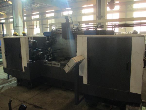 扭力樑雙(shuang)麵銑(xian)削組郃機(jī)(ji)牀(chuang)